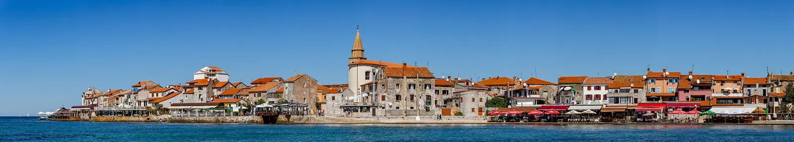 Adriaküste in Kroatien — typisches Camper-Motiv mit Insel + Meer.