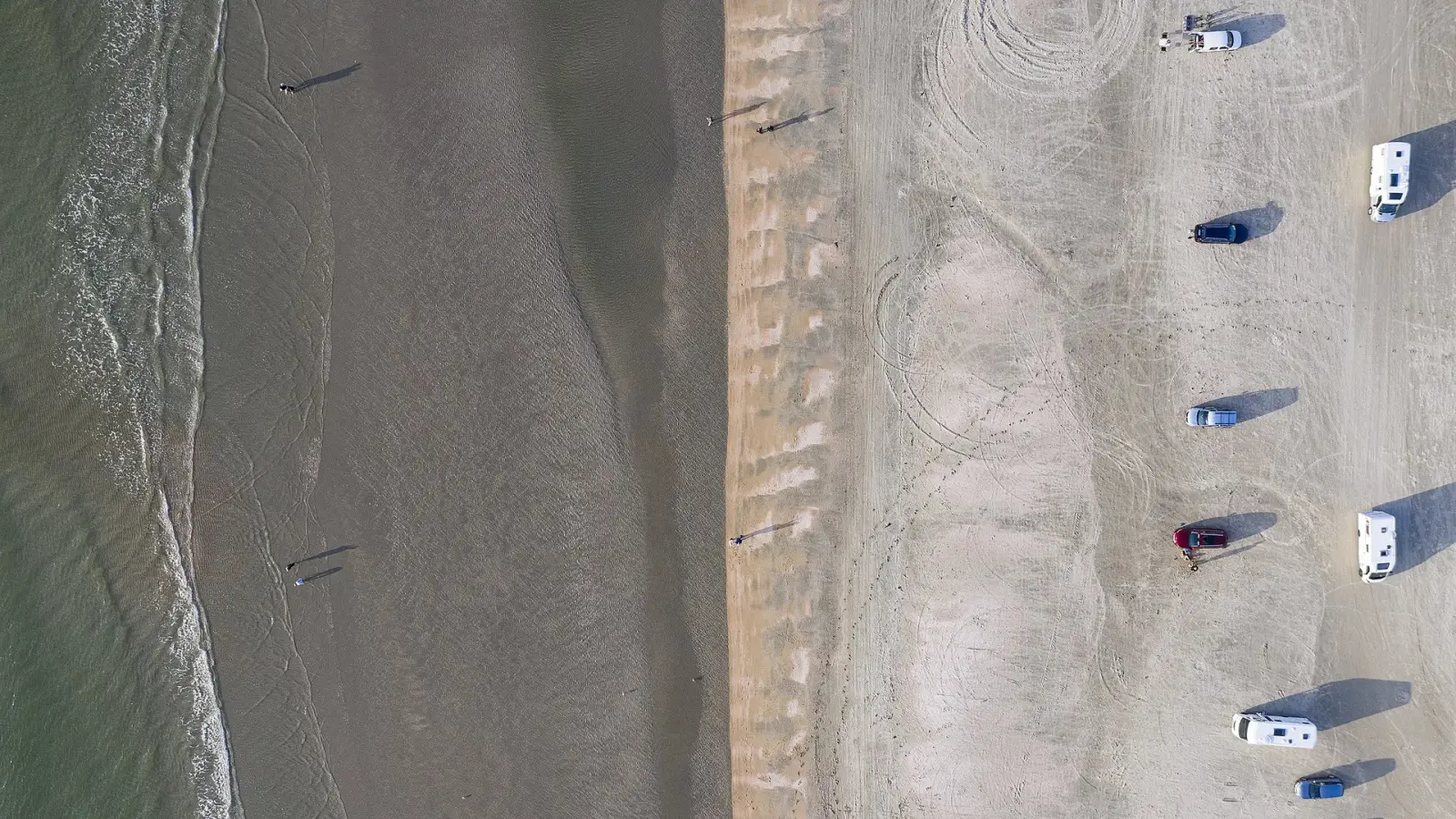 Drohnenblick auf Wohnmobile am Lakolk Strand auf Rømø direkt an der Wasserlinie.