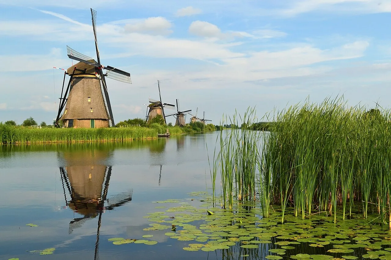 Windmühlen von Kinderdijk mit Wasserwegen als Einstieg in die Niederlande-Planung mit dem Wohnmobil.