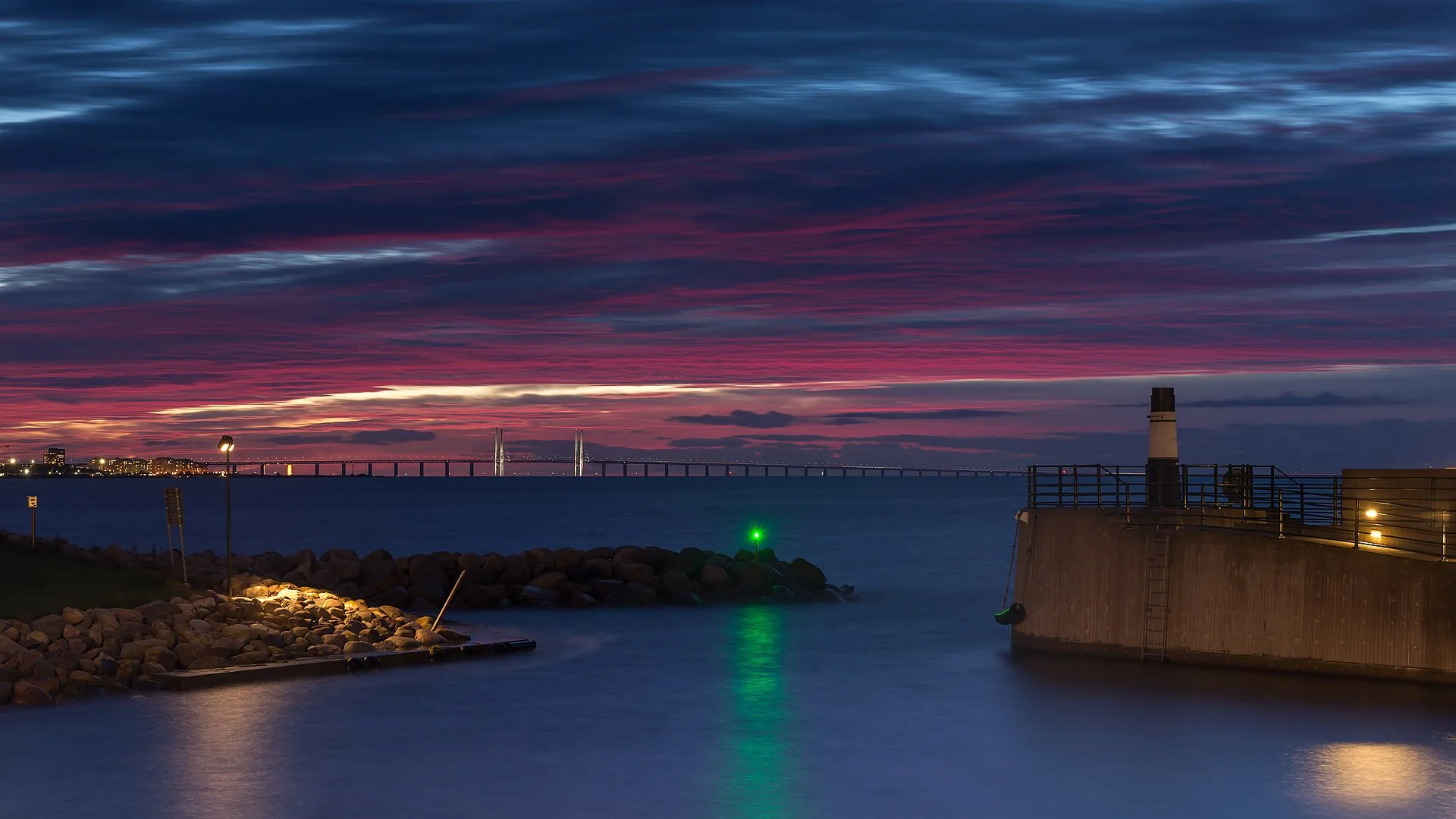 Die Öresundbrücke zwischen Dänemark und Schweden, gesehen von Malmö.