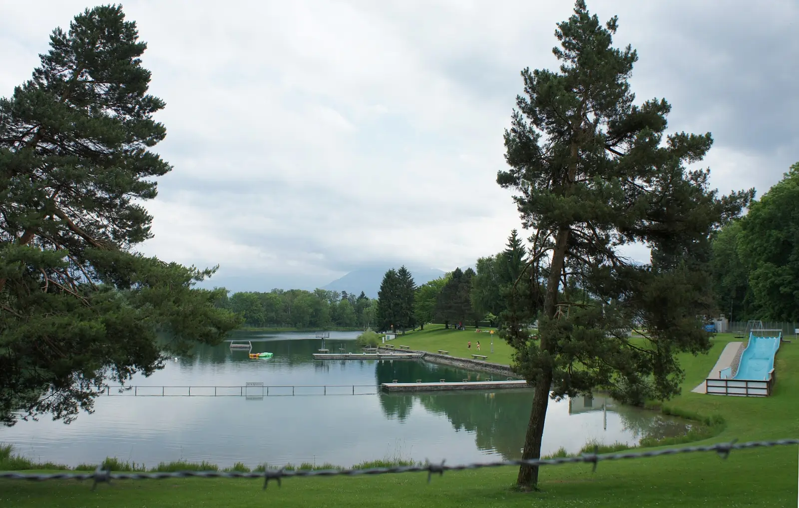 Schweizer Camping-Platz in den Alpen — Wildcamping ist verboten.