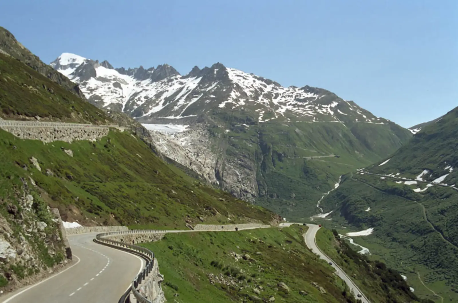 Furkapass Schweiz — 2.429 m hoher Alpenpass, James-Bond-Filmkulisse.
